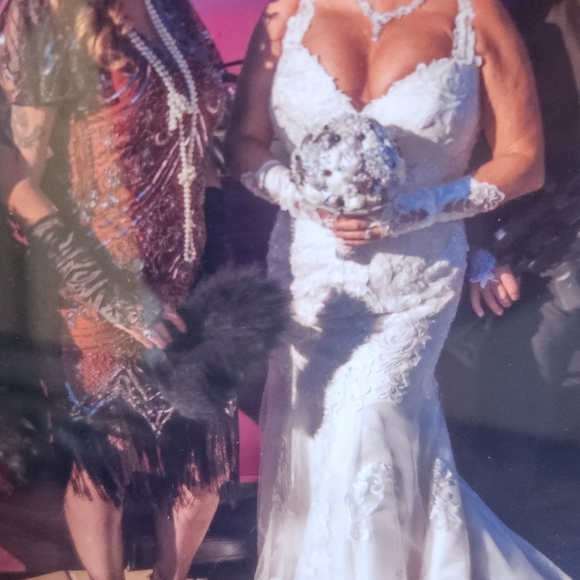 Wedding gown - Picture 1 of 3